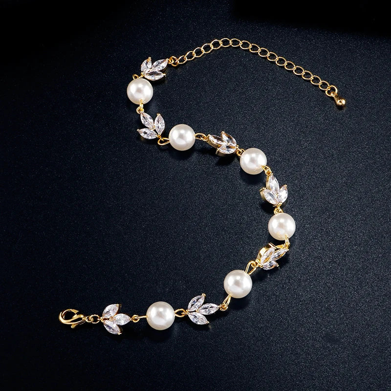 Elegantes Perlenarmband mit funkelnden Zirkonia-Blättern für Frauen