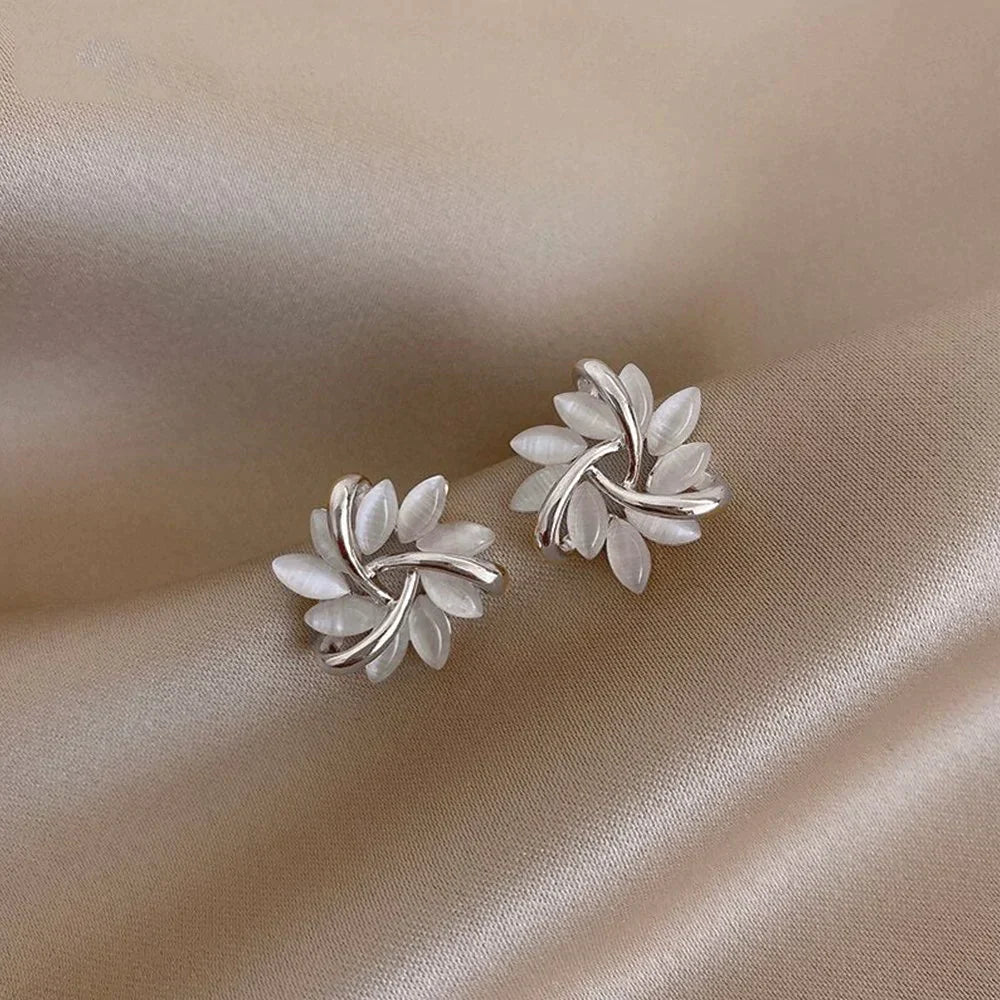 Stilvolle Opalblüten-Ohrstecker mit elegantem gedrehtem Design