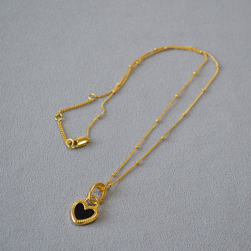 Herzkette schwarz-weiß mit feiner Gliederkette und Perlendetails