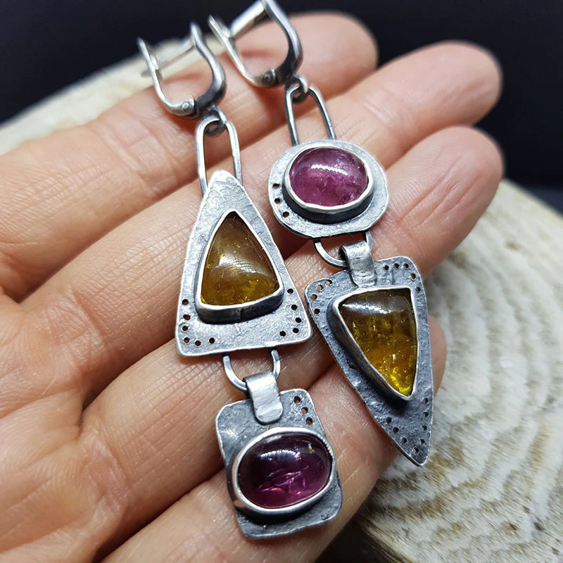 Handgefertigte Statement-Ohrringe mit natürlichen Edelsteinen und Vintage-Charme