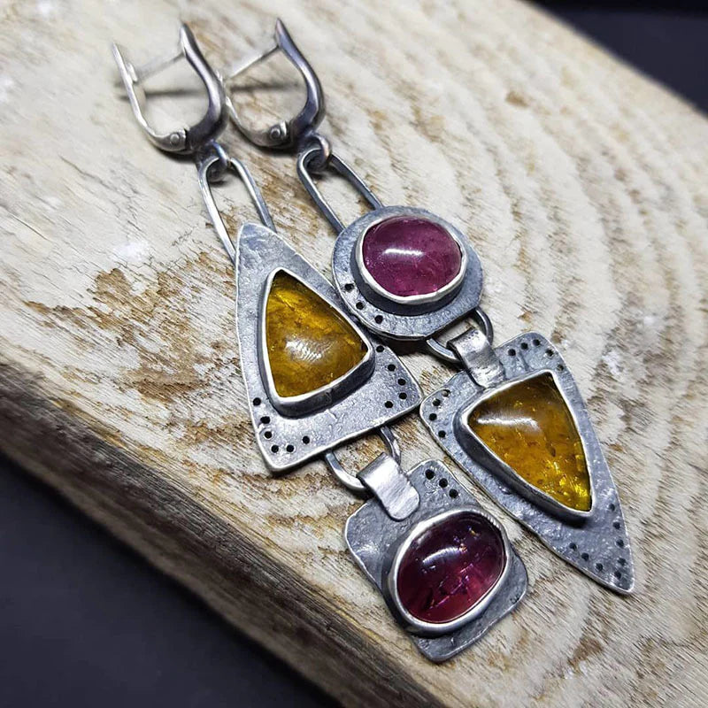 Handgefertigte Statement-Ohrringe mit natürlichen Edelsteinen und Vintage-Charme