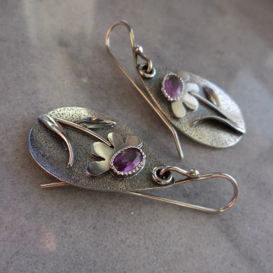 Antike Blumen-Ohrringe mit Amethyst-Edelsteinen und Blätter-Design