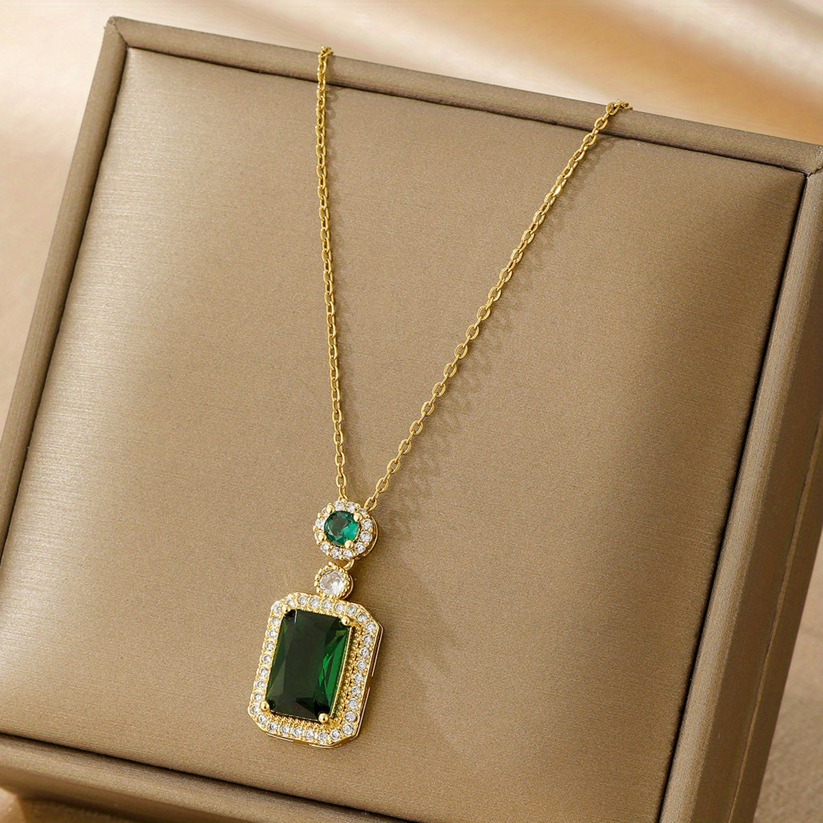 Elegante Smaragd-Halskette mit Zirkonia-Akzenten und filigraner Kette