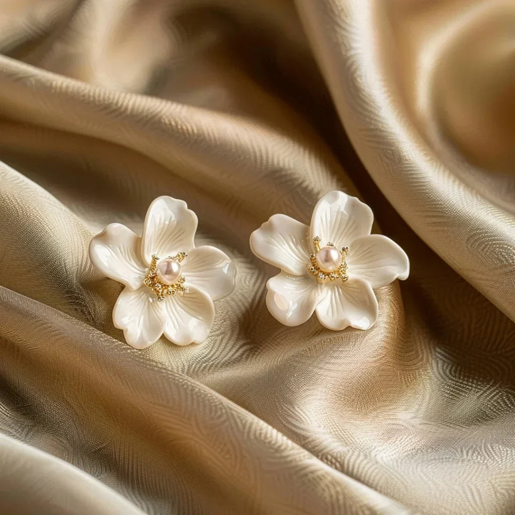 Elegante Blüten-Ohrringe mit zarten Perlen und funkelnden Akzenten