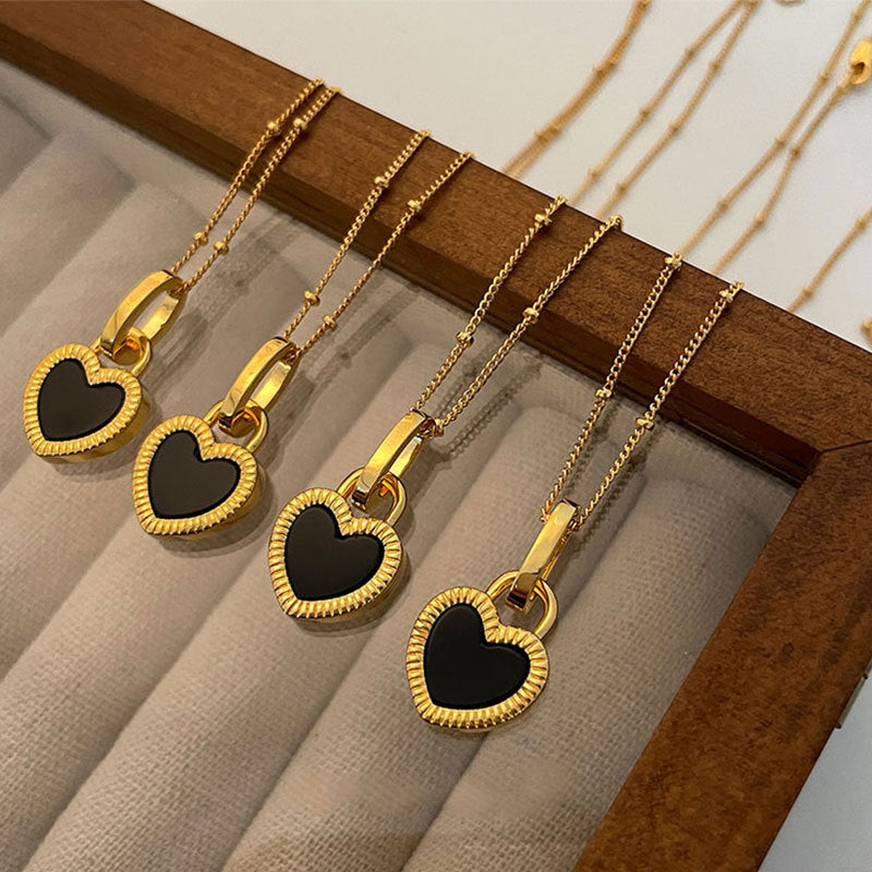 Herzkette schwarz-weiß mit feiner Gliederkette und Perlendetails
