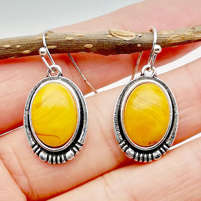 Ovale Ohrringe mit sonnengelbem Cabochon-Stein im Vintage-Stil