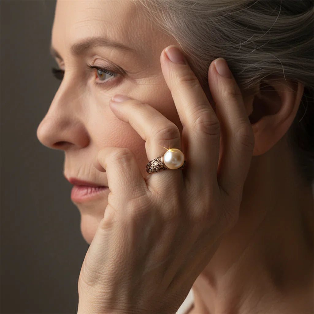 Eleganter Vintage Goldring mit großer Perle und kunstvollen Details