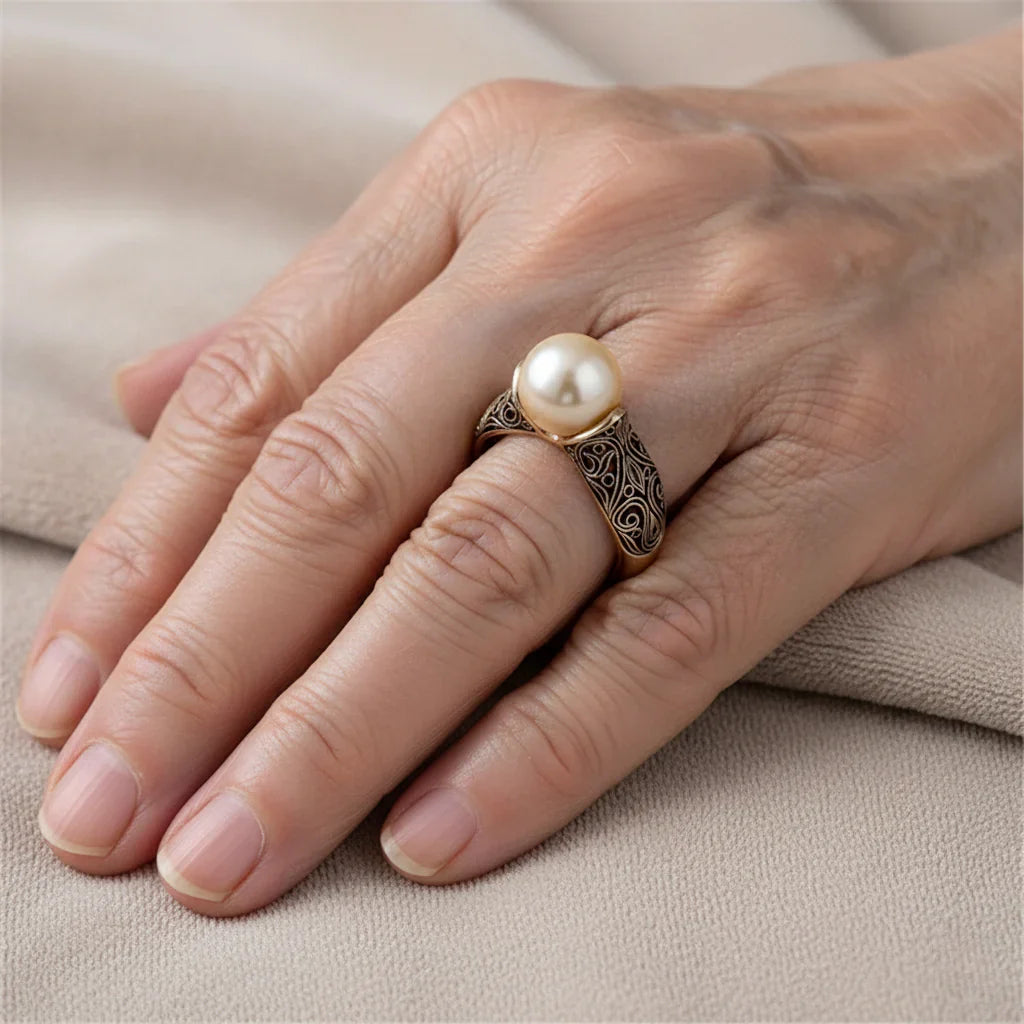 Eleganter Vintage Goldring mit großer Perle und kunstvollen Details