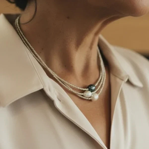 Elegante Kette mit drei Naturperlen in zarten Farben