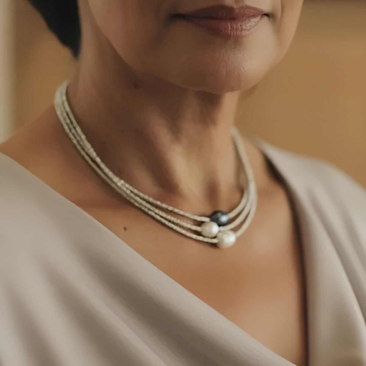 Elegante Kette mit drei Naturperlen in zarten Farben