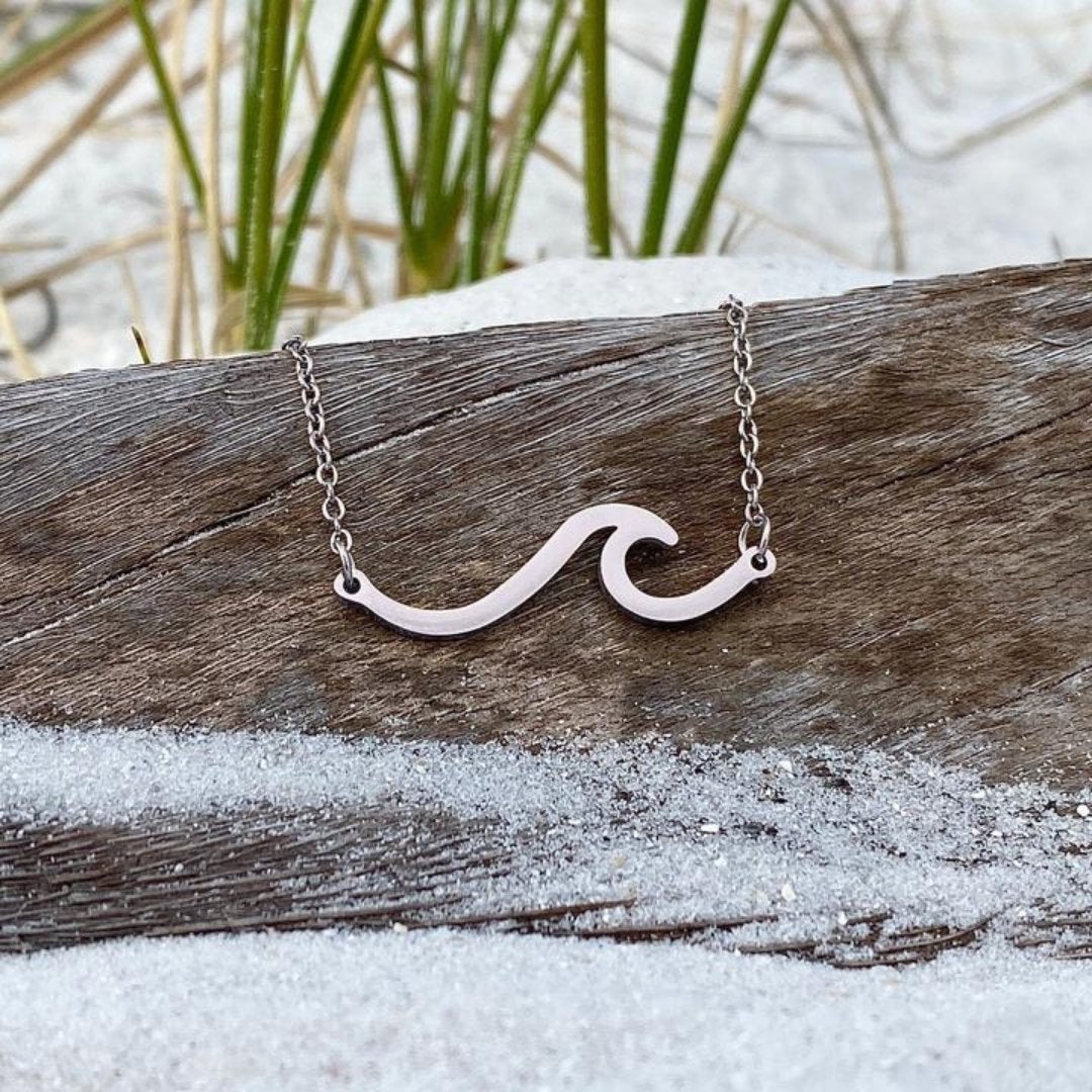 Edle Wellen-Halskette aus robustem Metall für Strandliebhaber
