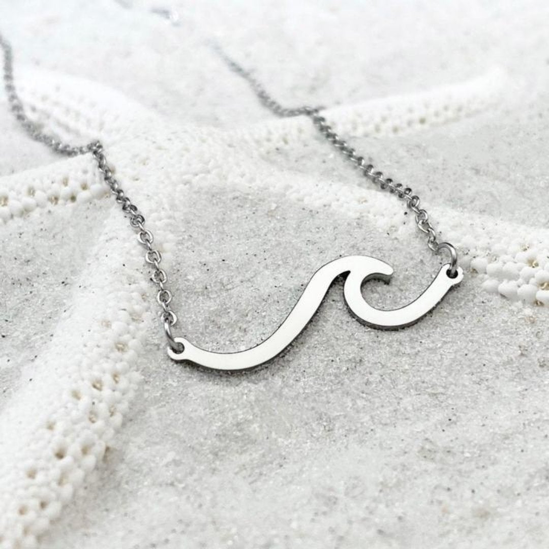 Edle Wellen-Halskette aus robustem Metall für Strandliebhaber