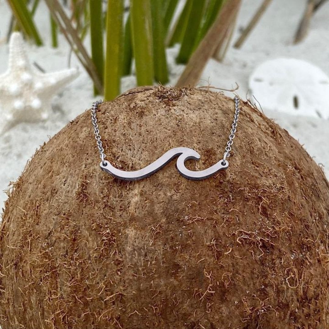 Edle Wellen-Halskette aus robustem Metall für Strandliebhaber