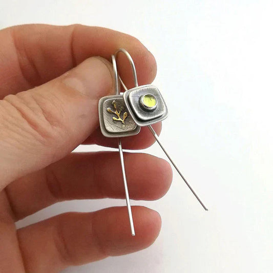 Lange Ohrringe mit quadratischem Design und Blätter-Dekor