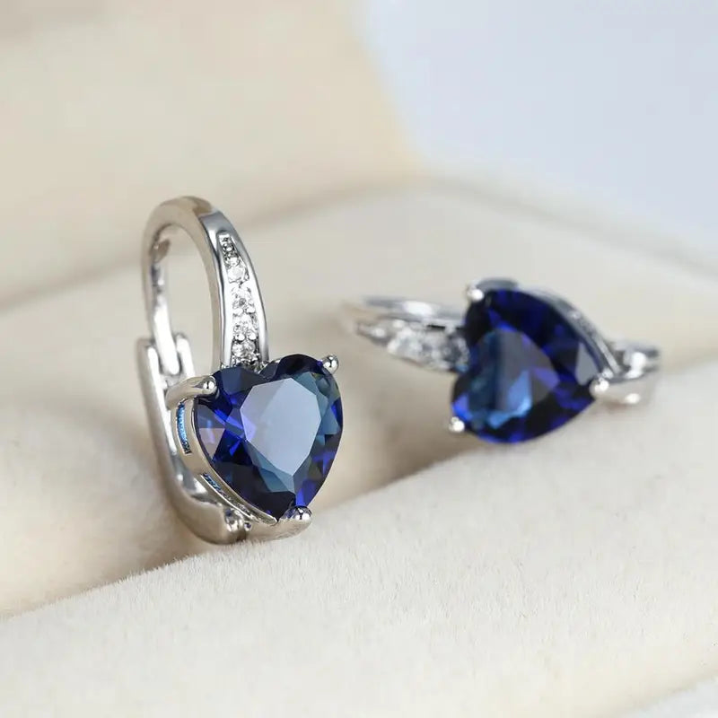 Herzförmige Ohrringe mit saphirblauen Zirkonia und funkelnden Akzenten