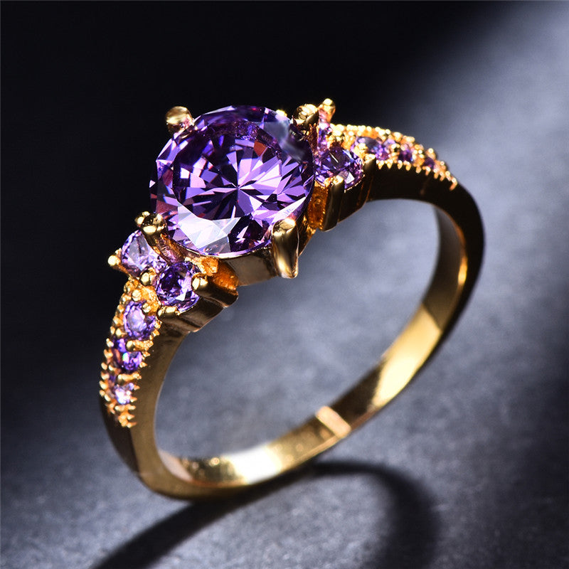 Eleganter Goldring mit strahlendem Amethyst und kleinen Zirkonia