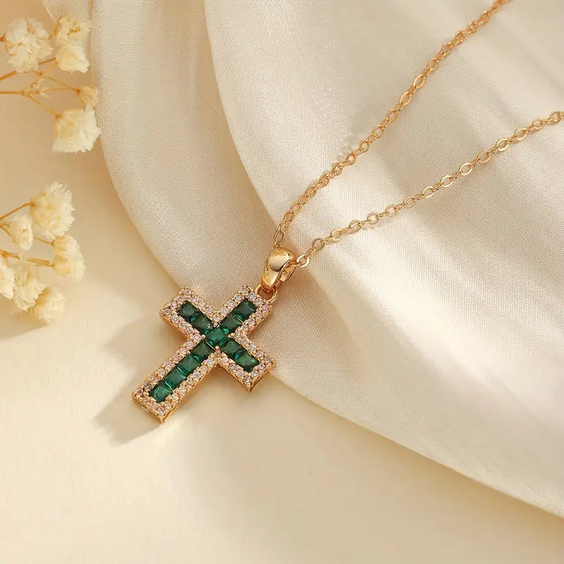 Filigrane Kreuz-Halskette mit grünen Zirkonia-Steinen und Strassbesatz