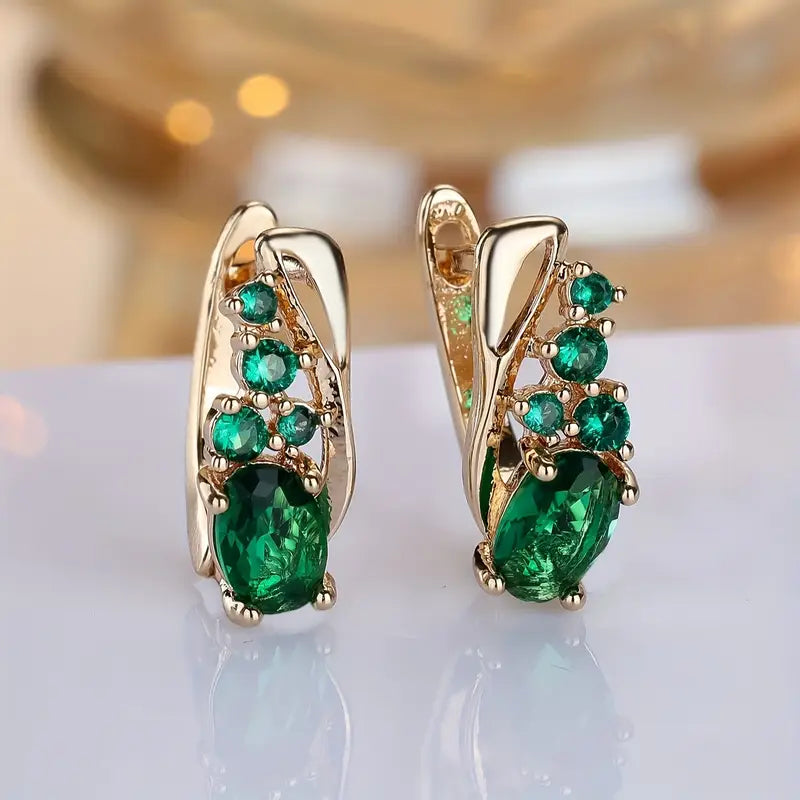 Elegante Ohrringe mit grünen Smaragd-ähnlichen Edelsteinen im Goldton