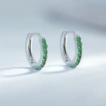 Funkelnde Klappcreolen mit farbigen Zirkoniasteinen - vielseitig und elegant