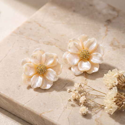 Blumen-Ohrringe mit zarten Blütenblättern und filigraner Mitte