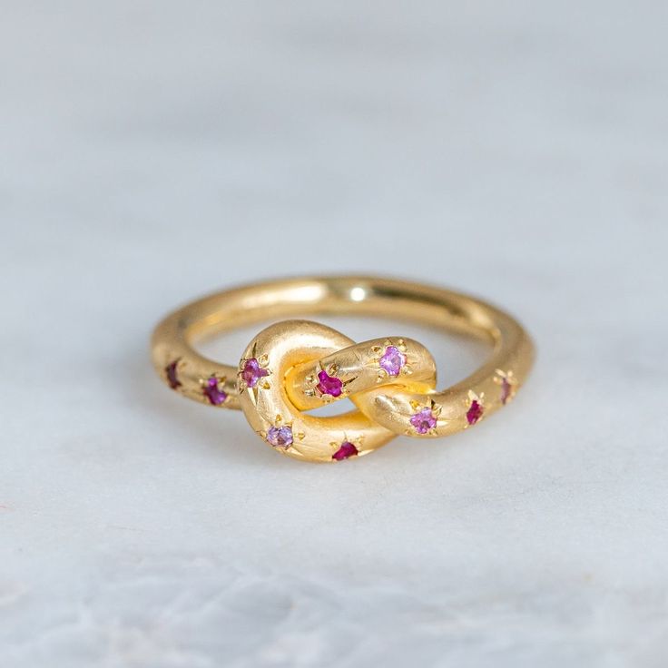 Vintage-Ring mit Oliven-Zirkonia