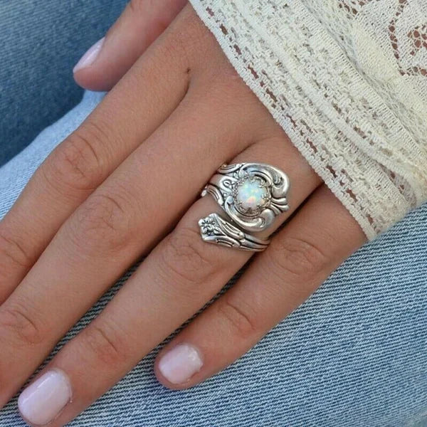 Vintage-Ring mit weißem Opal
