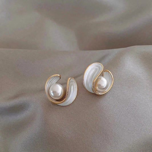 Elegante Ohrringe mit stilvollen Perlen und weißer Emaille