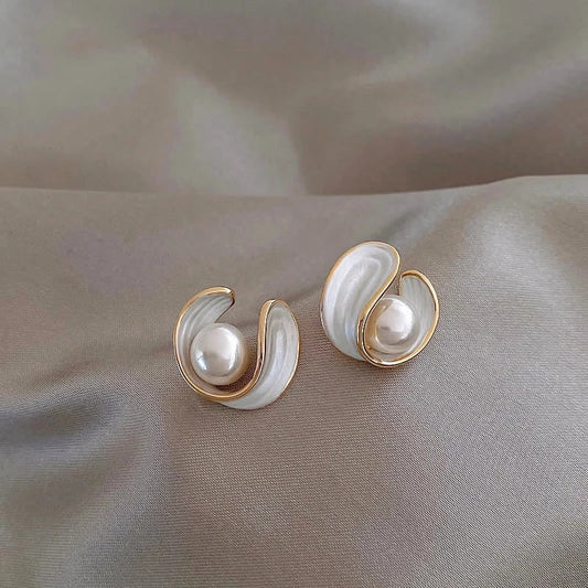 Elegante Ohrstecker mit perlmuttfarbener Muscheloptik und Perlenbesatz