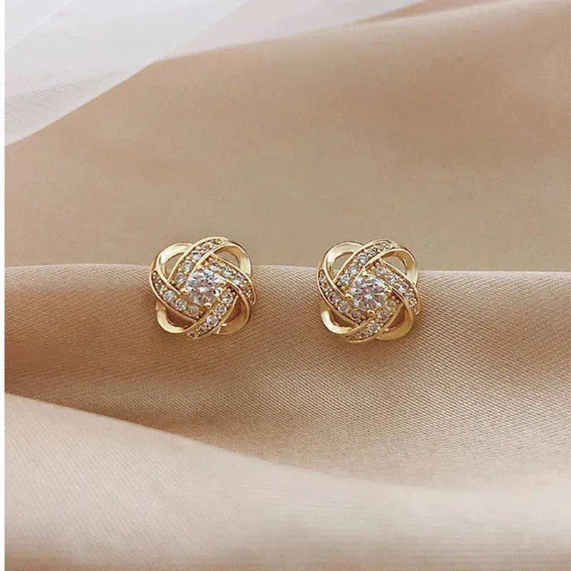 Glitzernde Spiral-Ohrstecker mit Zirkonia und Blüten-Kreuzdesign