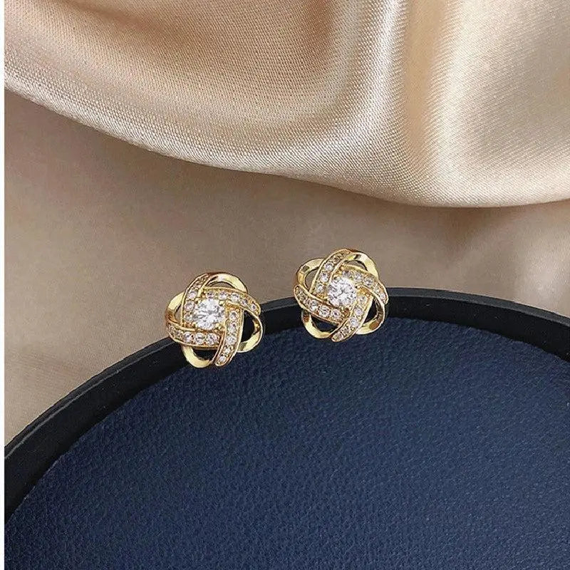 Glitzernde Spiral-Ohrstecker mit Zirkonia und Blüten-Kreuzdesign