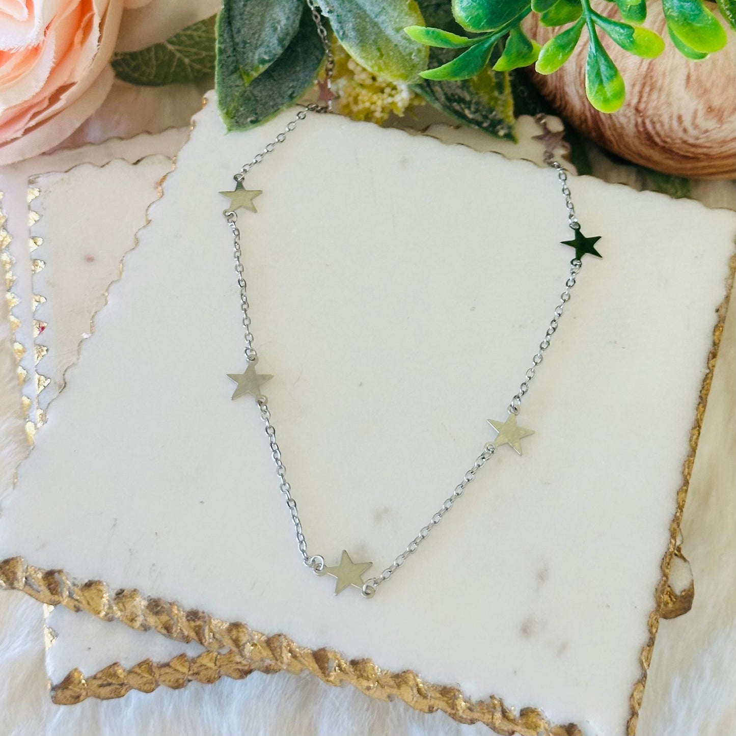 Zarte Sternen-Halskette mit filigraner Kette für einen himmlischen Look