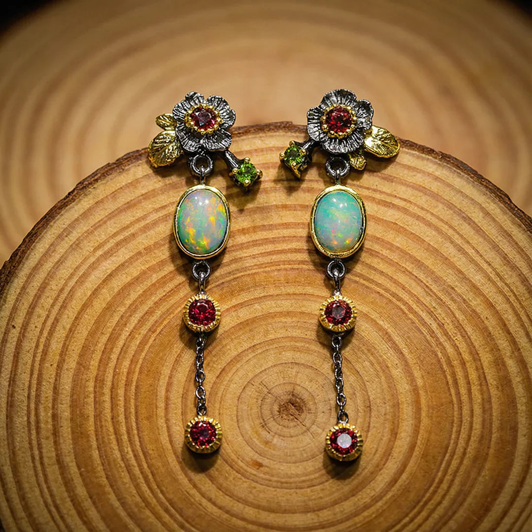Boho-Chic Ohrhänger mit schimmerndem Opal und roten Zirkonia Steinen