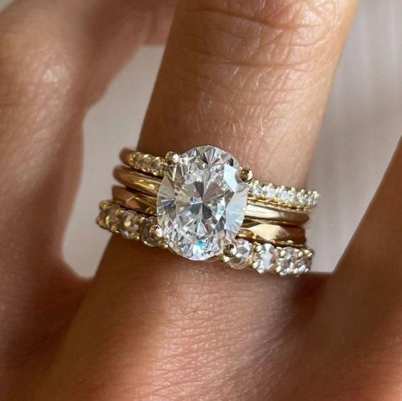 Vintage-Ring, besetzt mit glänzenden Zirkonia