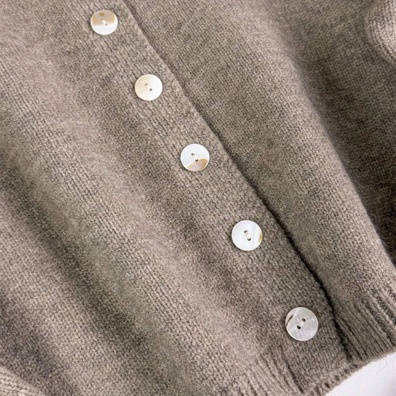 Melodie | Alltagstaugliche Strickjacke mit Knöpfen