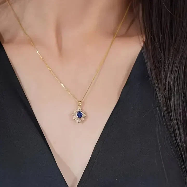 Eleganter Saphir-Anhänger mit Brillanten und zarter Kette