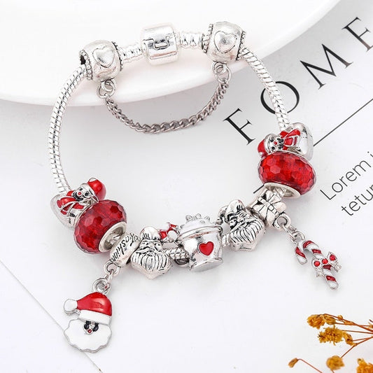 Festliches Weihnachtsarmband mit roten Kristallen und Weihnachtsmann-Charms