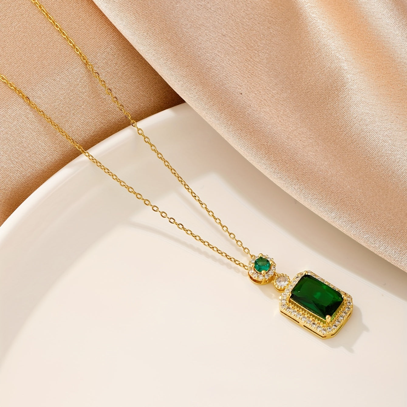 Elegante Smaragd-Halskette mit Zirkonia-Akzenten und filigraner Kette