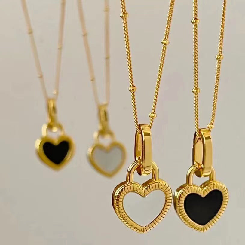 Herzkette schwarz-weiß mit feiner Gliederkette und Perlendetails