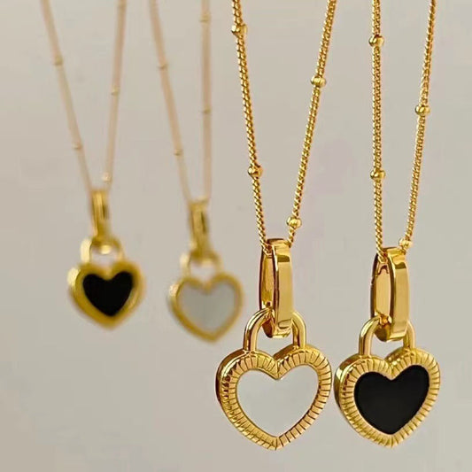 Herzkette schwarz-weiß mit feiner Gliederkette und Perlendetails