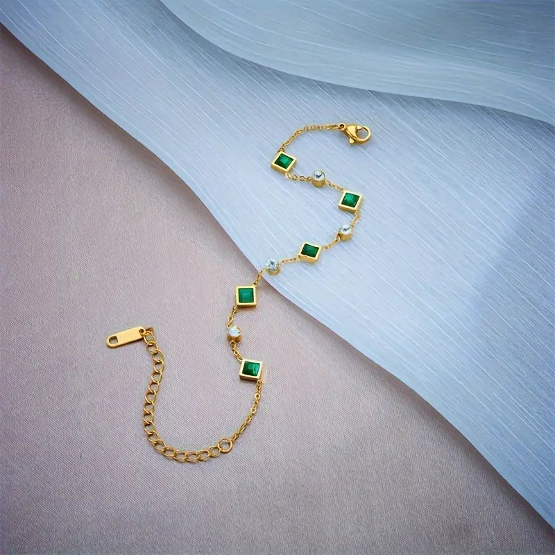 Elegantes Karolina Armband mit quadratischen Smaragd- und Zirkonia Steinen