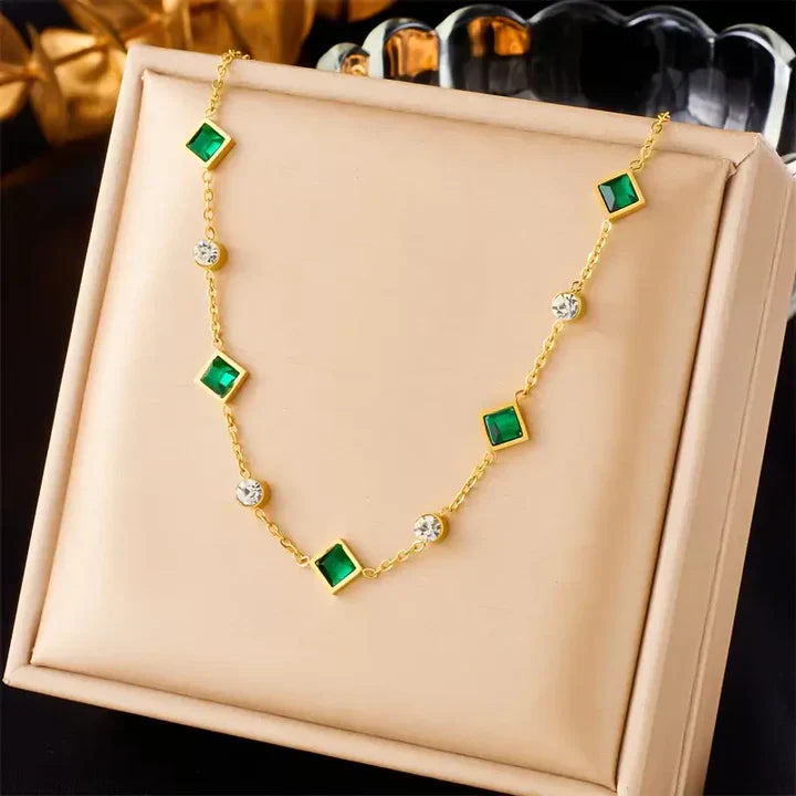 Eleganter Smaragdgrüner Quadrat-Anhänger Halskette mit Zirkonia