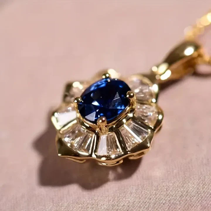 Eleganter Saphir-Anhänger mit Brillanten und zarter Kette