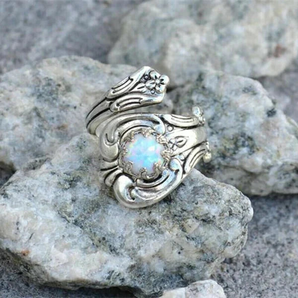 Vintage-Ring mit weißem Opal