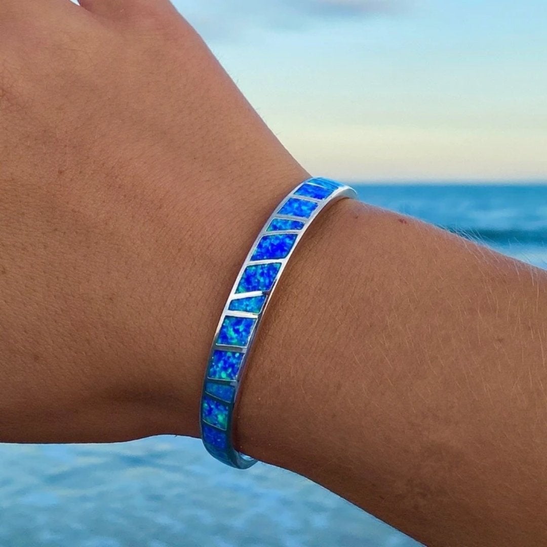 Armband mit schimmernden blauen Opal-Intarsien im Streifendesign