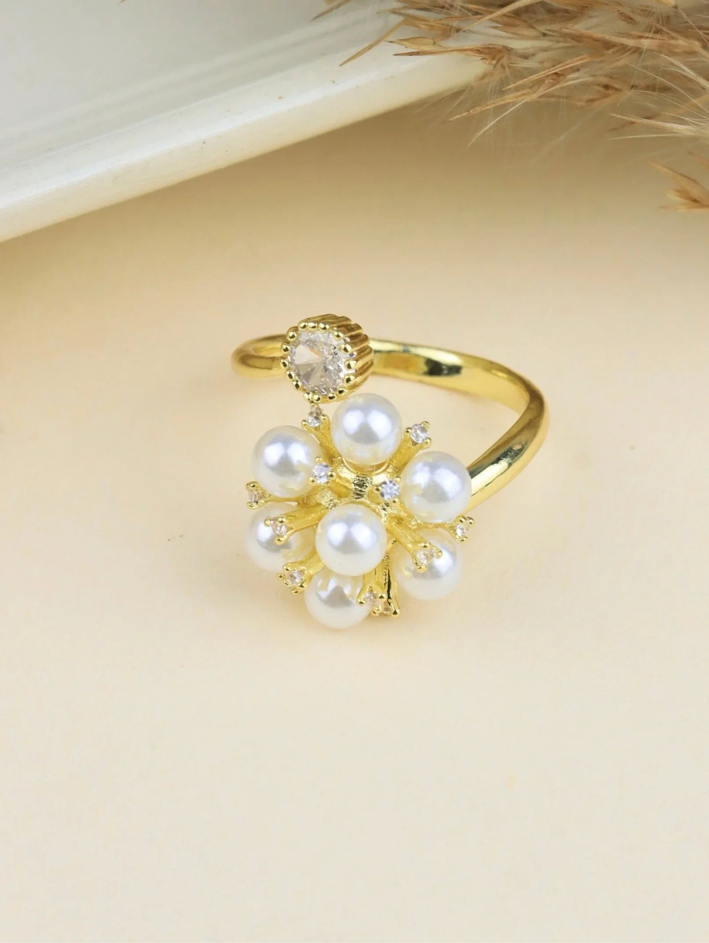 Verstellbarer Ring mit Perlen und glänzenden Kristallen