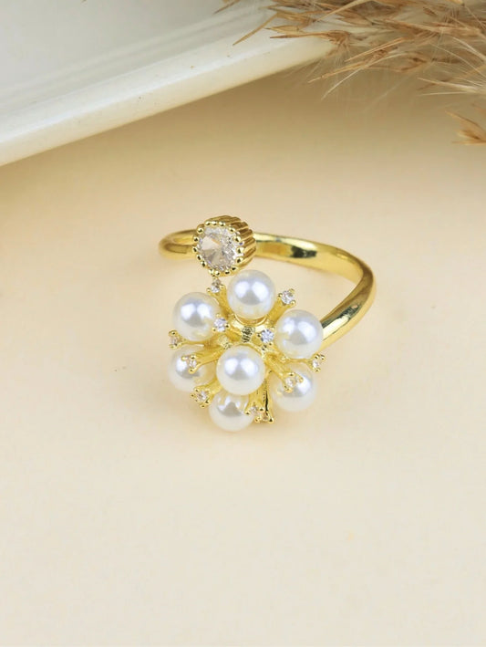 Verstellbarer Ring mit Perlen und glänzenden Kristallen