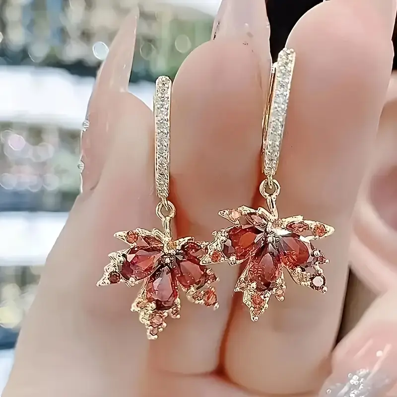 Elegante Ahornblatt Ohrringe mit funkelnden roten Zirkonsteinen