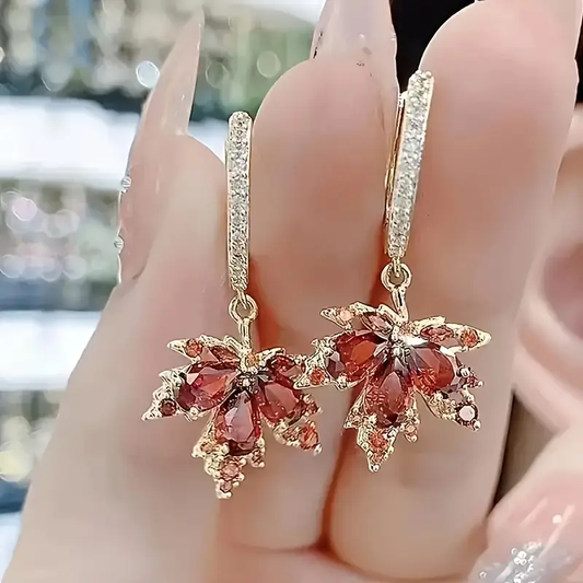 Elegante Ahornblatt Ohrringe mit funkelnden roten Zirkonsteinen
