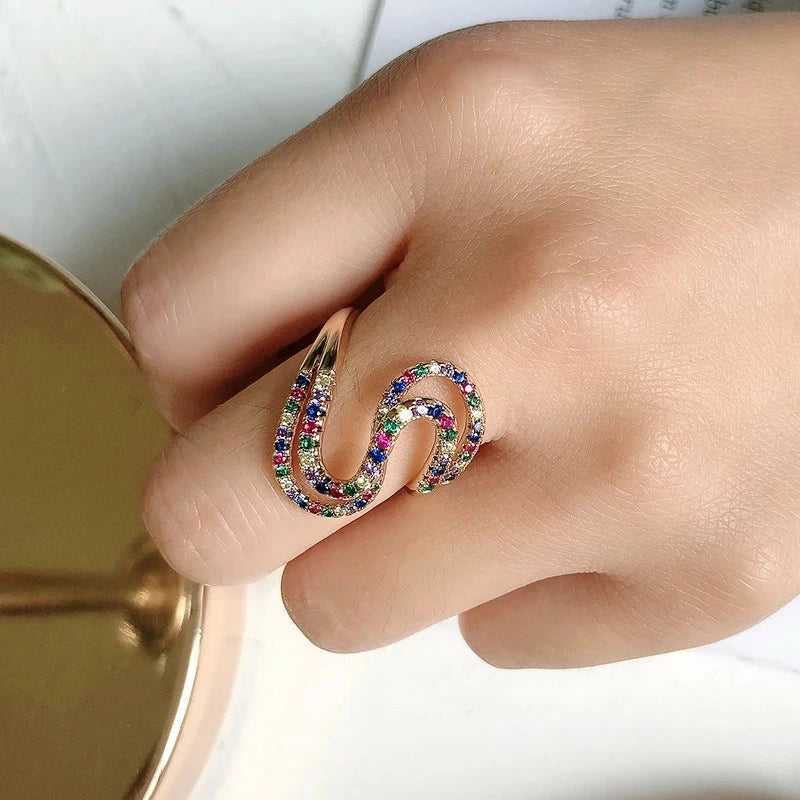 Eleganter Ring mit mehrfarbigem Zirkonia