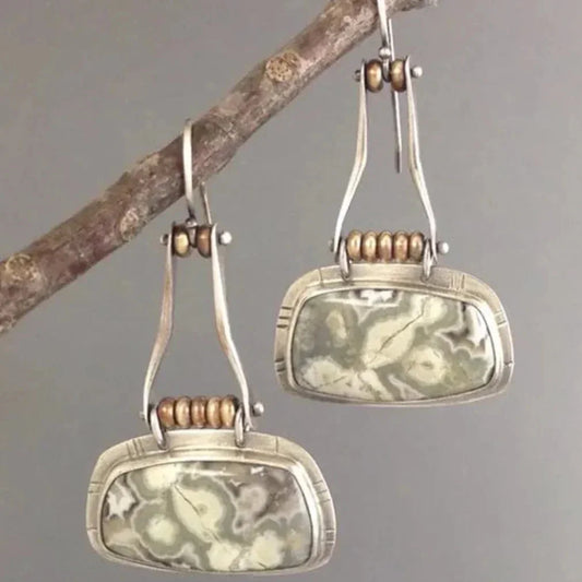 Vintage Ohrringe mit gealtertem Stein Muster und antikem Look